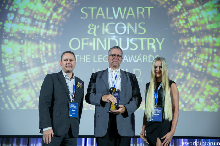 Martin Kurze receives the “Stalwart and Icon of Industry” award